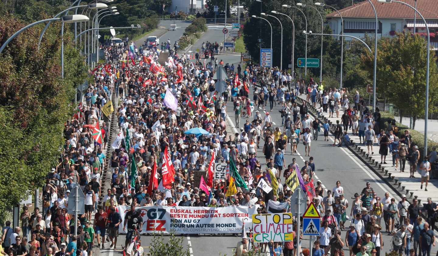 Manifestación contra el G-7 en Hendaya, este sábado.