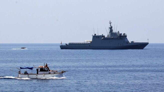 El buque de la Armada 'Audaz' frente al puerto de Lampedusa.