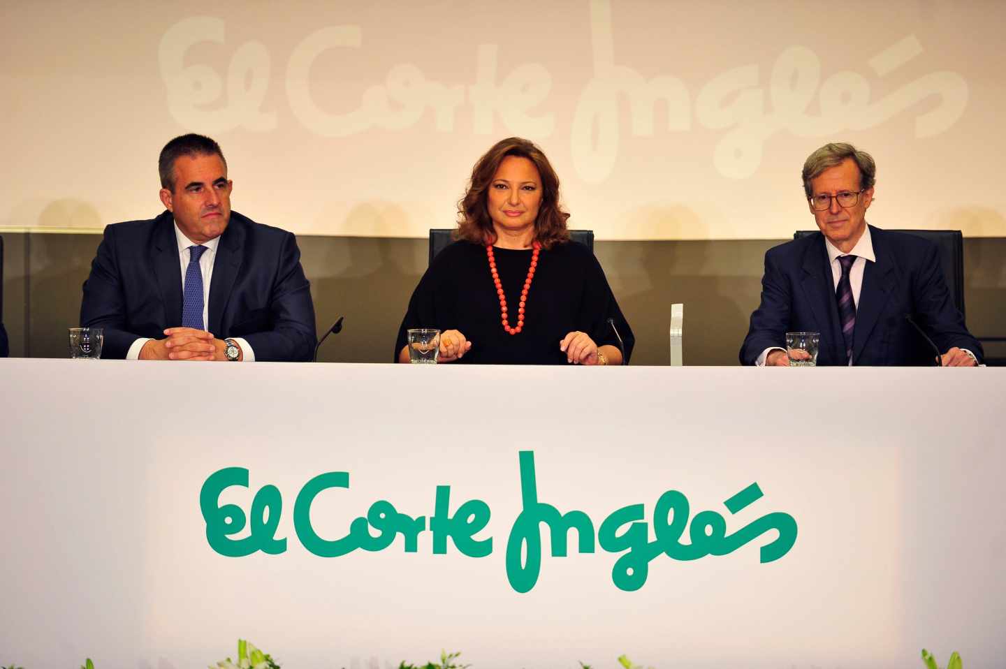 La presidenta de El Corte Inglés, Marta Álvarez (c), junto al Consejero Delegado del Retail de la empresa, Víctor del Pozo (i), y el secretario del Consejo de Administración, Antonio Hernández-Gil