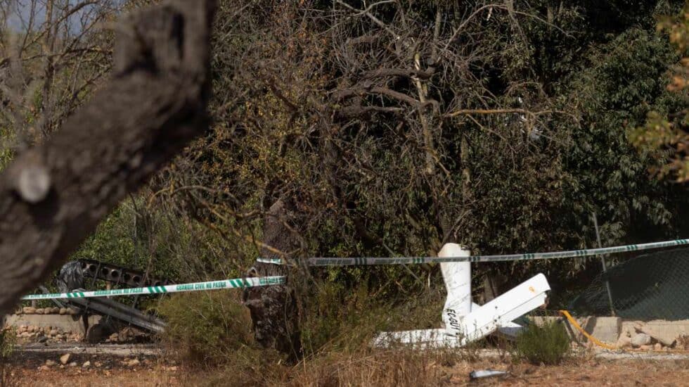 Zona acordonada junto a restos de los vehículos implicados en la colisión aérea