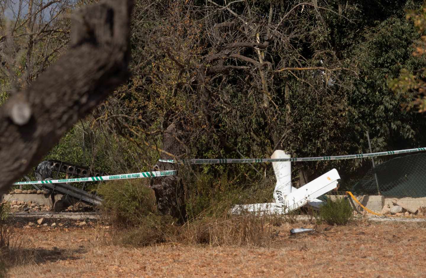 Zona acordonada junto a restos de los vehículos implicados en la colisión aérea