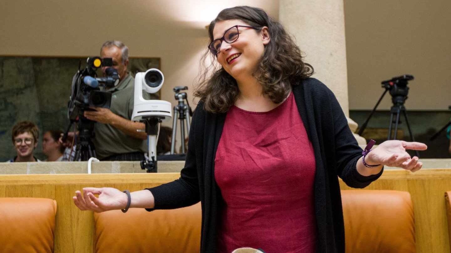 La diputada regional de Podemos, Raquel Romero, a su llegada esta lunes al parlamento.