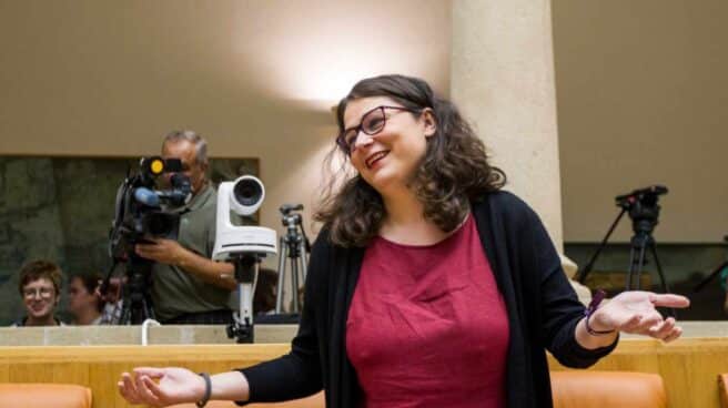 La diputada regional de Podemos, Raquel Romero, a su llegada esta lunes al parlamento.