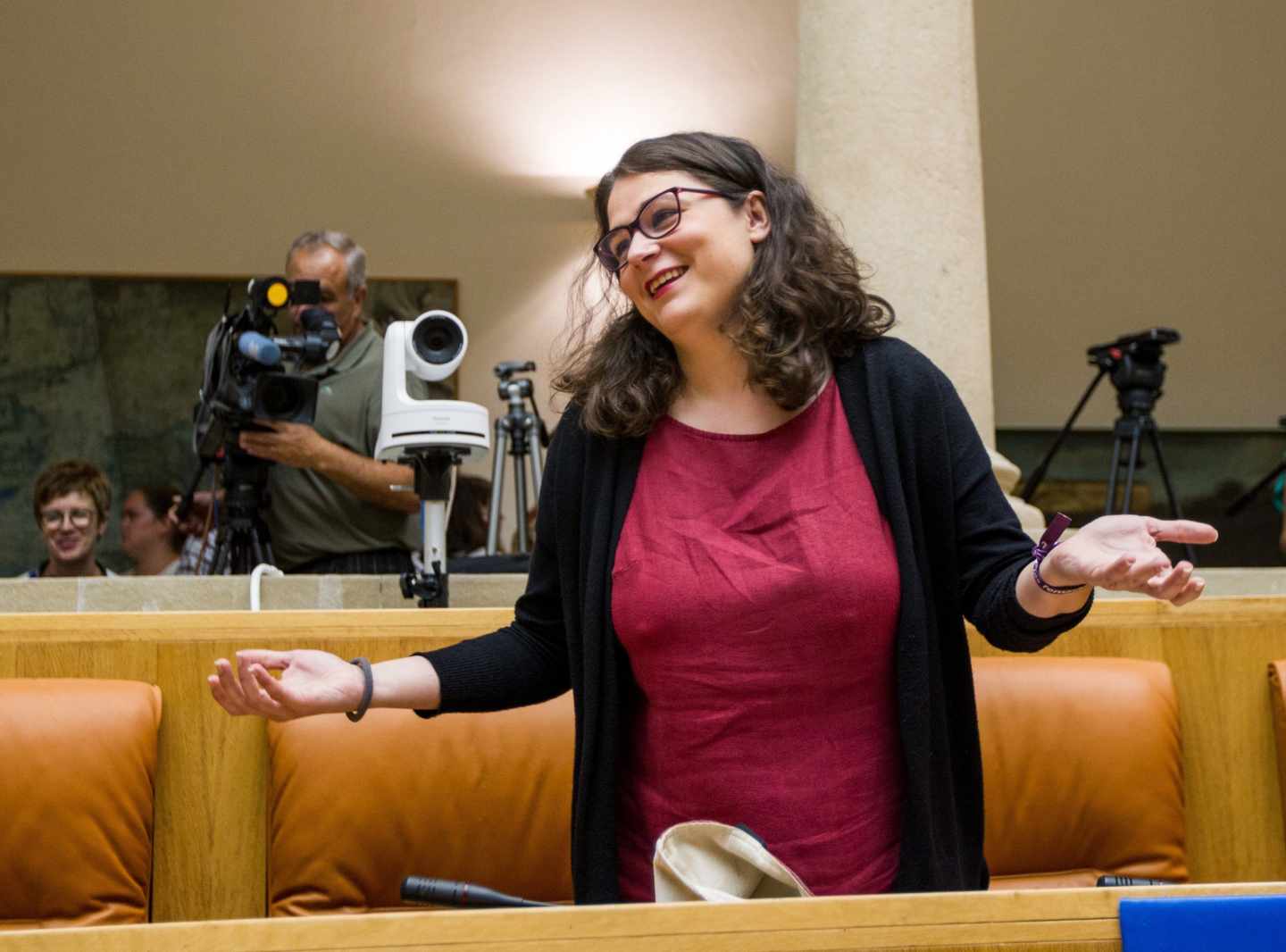 La diputada regional de Podemos, Raquel Romero, a su llegada esta lunes al parlamento.