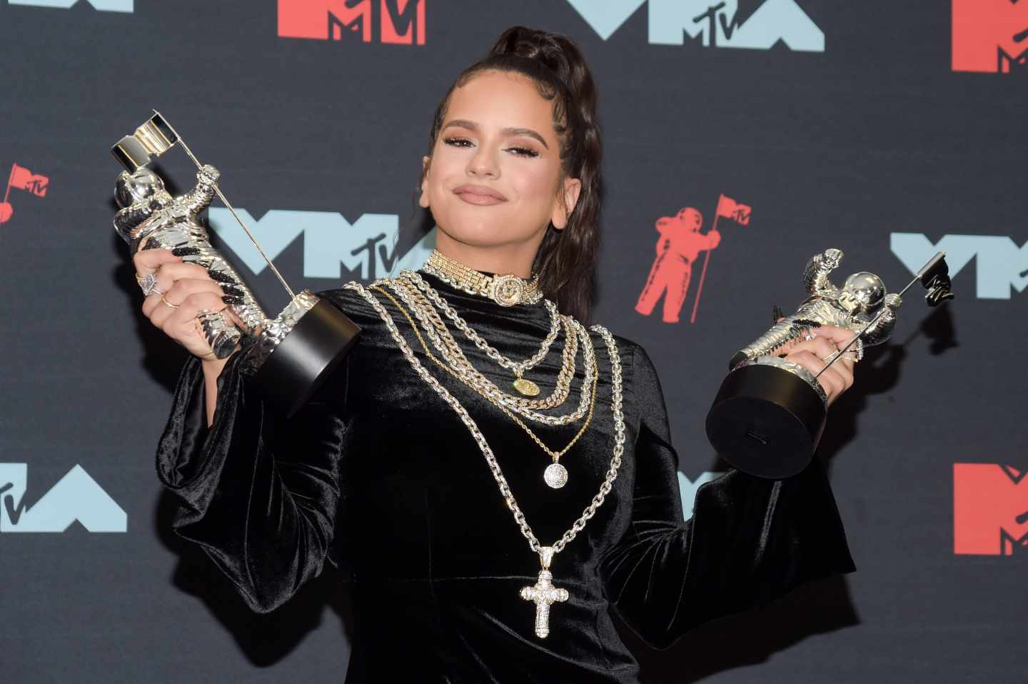 La cantante Rosalía en la alfombra roja de los MTV Music Awards