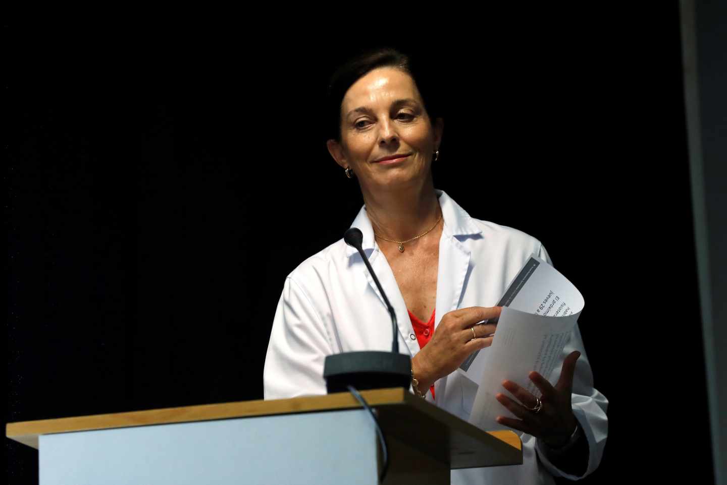 La gerente territorial del grupo de hospitales Quirón en Madrid, la doctora Lucía Alonso, durante la rueda de prensa que ha ofrecido este martes en el Hospital Clínico Quirón de Pozuelo de Alarcón
