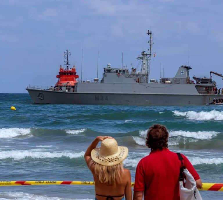 El cazaminas Turia, "estable" y con partes inundadas tras encallar durante la búsqueda del piloto Marín