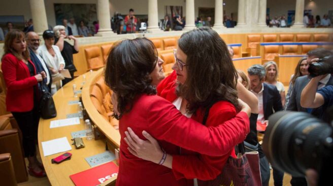 La socialista Concha Andreu (i) es felicitada por la diputada de Podemos