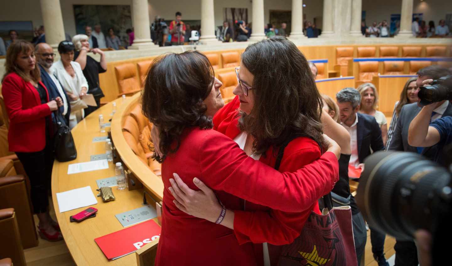 La socialista Concha Andreu (i) es felicitada por la diputada de Podemos