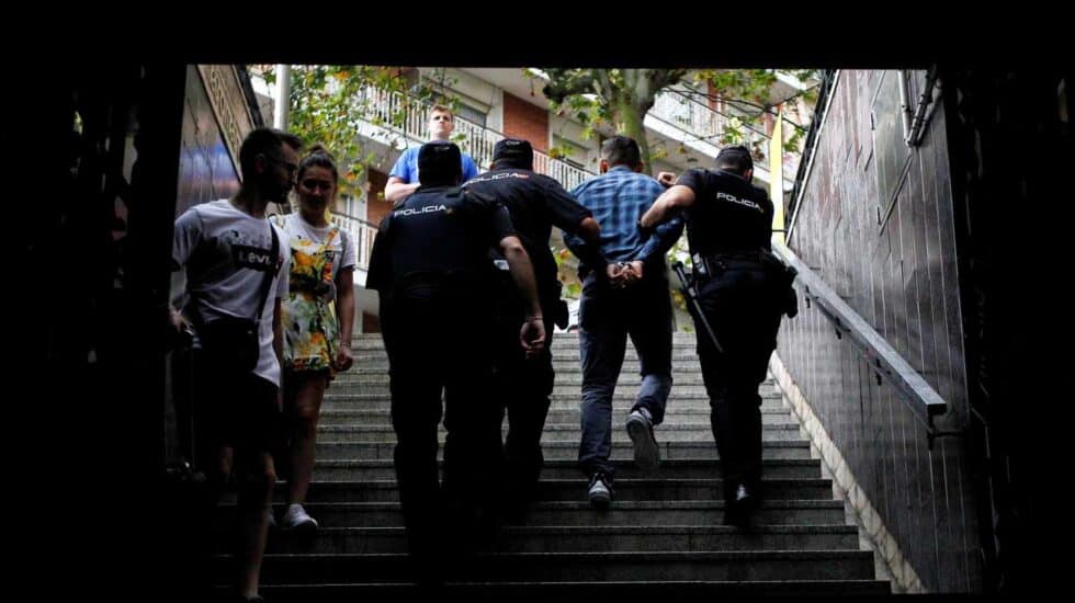 Despliegue policial contra los carteristas en el Metro de Barcelona.