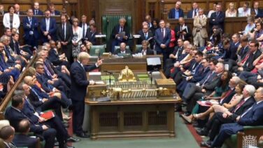 Boris Johnson aprieta con el Brexit salvaje, la libra cae