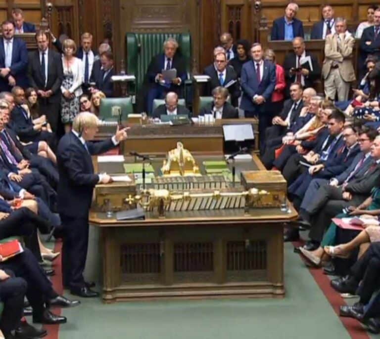 Boris Johnson aprieta con el Brexit salvaje, la libra cae