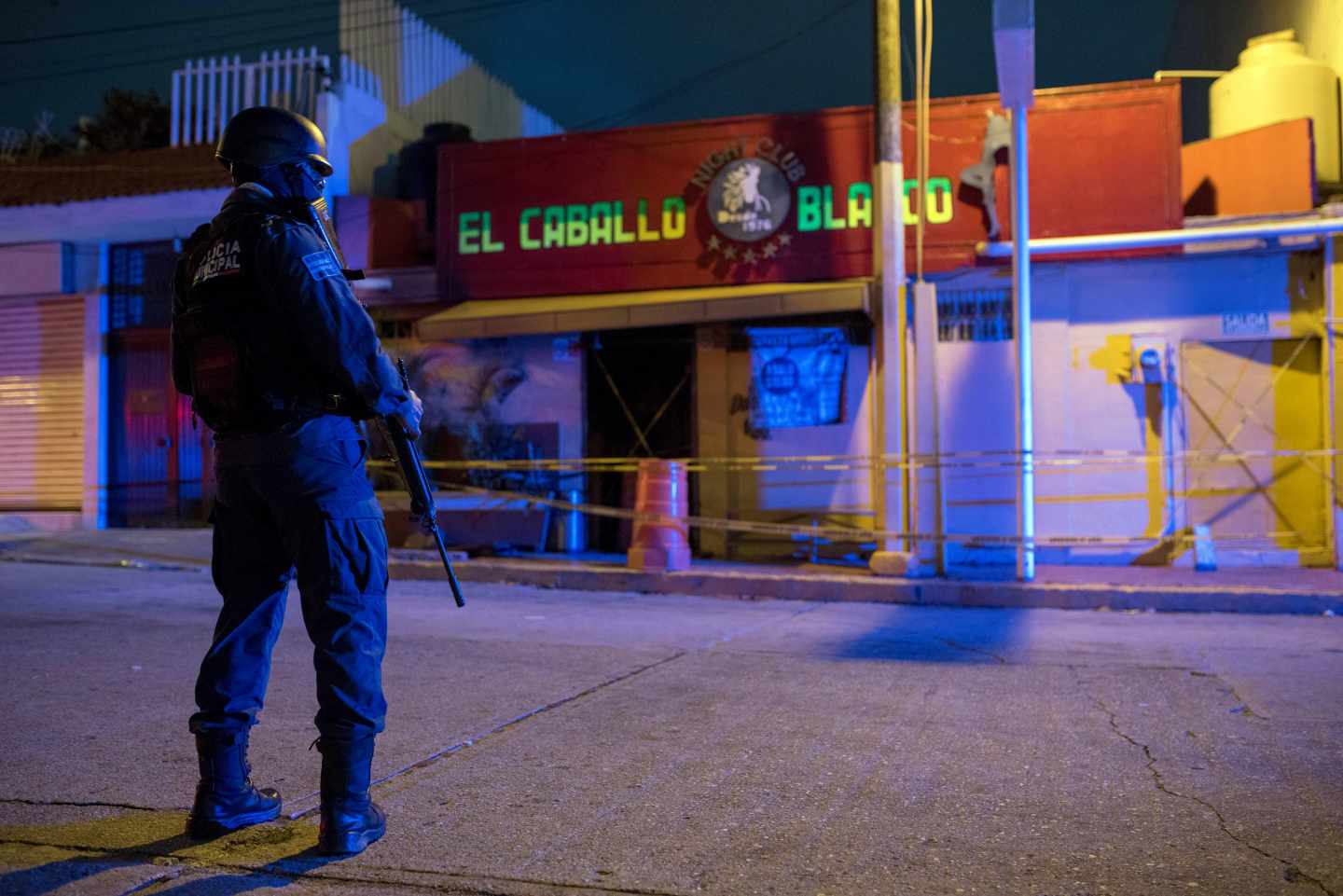 Un agente de la policía custodia en las primeras horas de este miércoles frente al bar El Caballo Blanco.