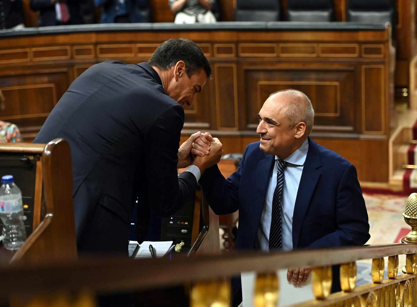 Sánchez felicita a Simancas en el pleno del Open Arms.