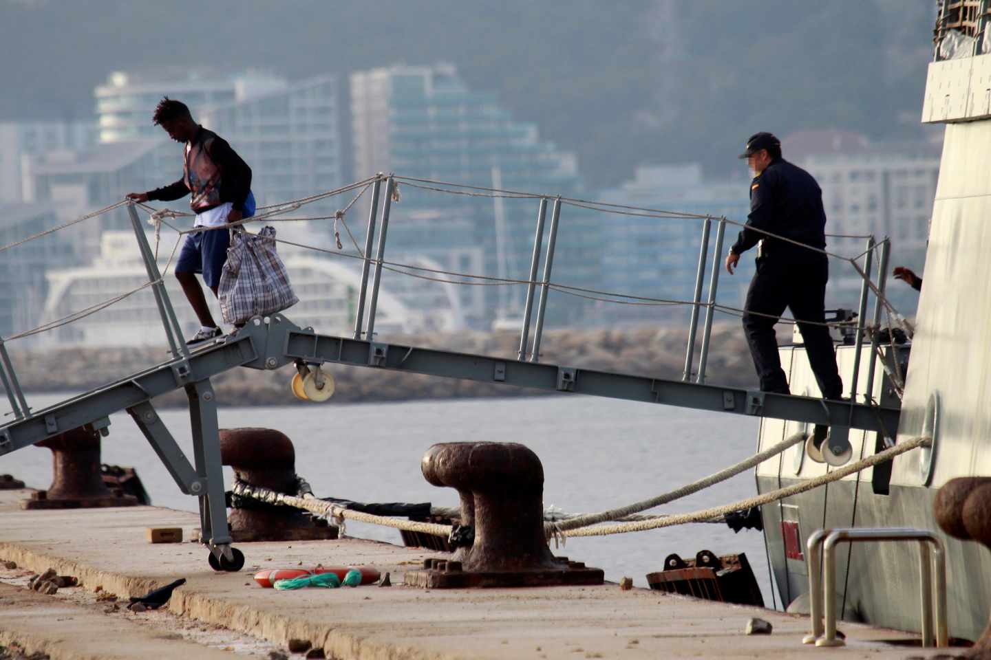 Uno de los migrantes del Open Arms, en San Roque.