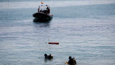 La Armada detonará mar adentro el posible artefacto explosivo de la playa de Badalona