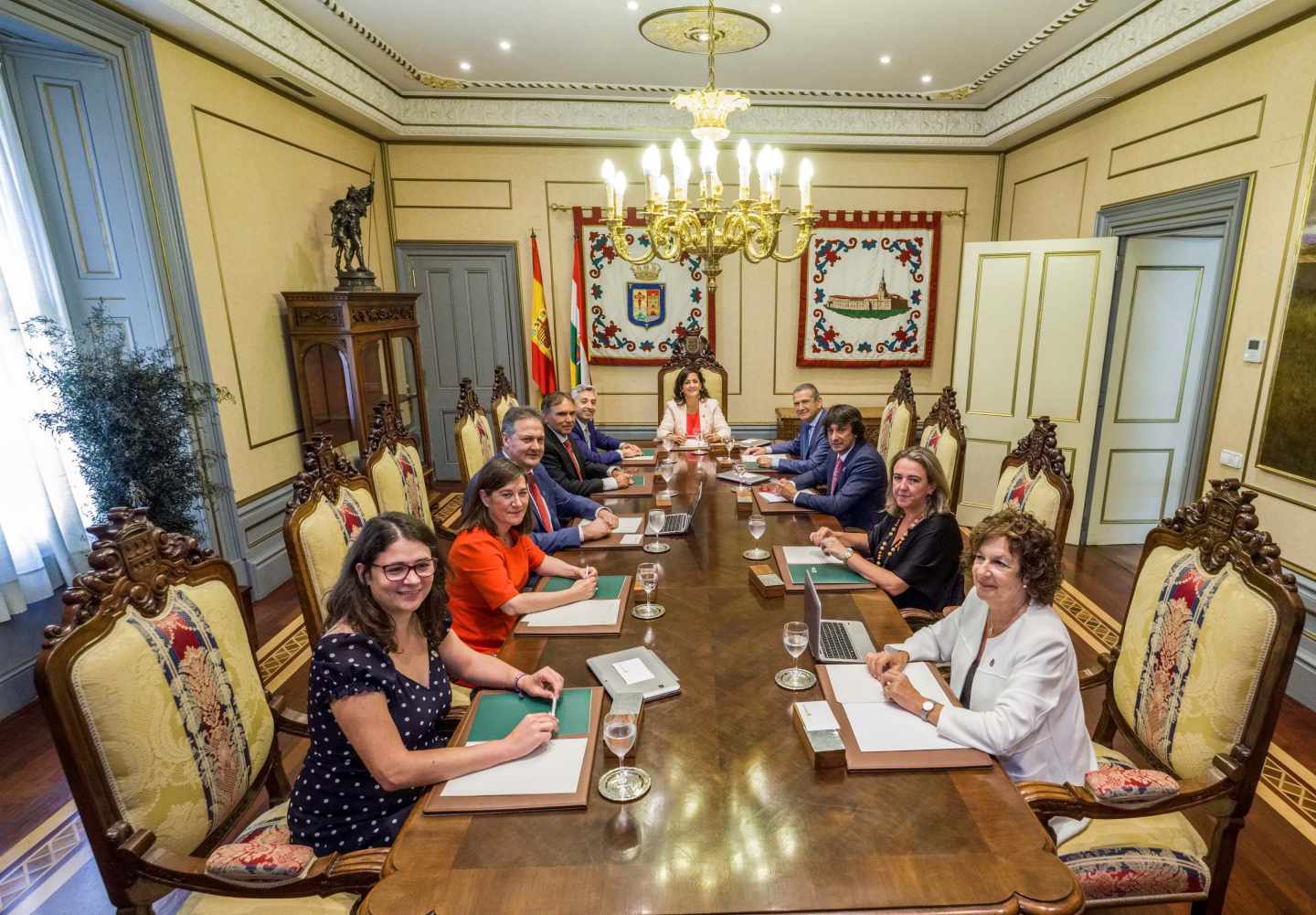 Raquel Romero, a la izquierda, sentada en el nuevo Gobierno de La Rioja con Concha Andreu al frente.
