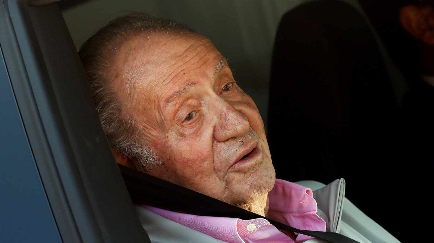 El Rey Juan Carlos sale de la clínica.