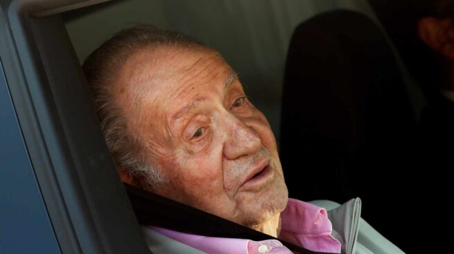 El Rey Juan Carlos sale de la clínica.