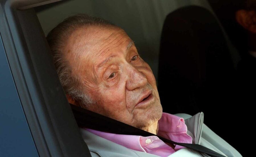 El Rey Juan Carlos sale de la clínica.