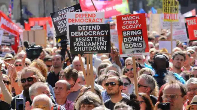 Miles de personas protestan en Londres contra el cierre del Parlamento británico