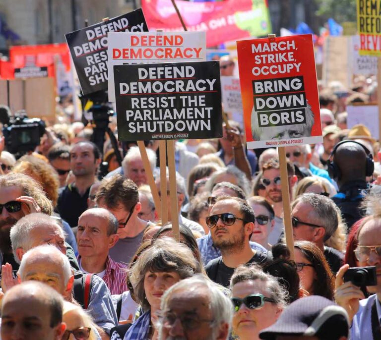 Miles de personas protestan en Londres contra el cierre del Parlamento británico