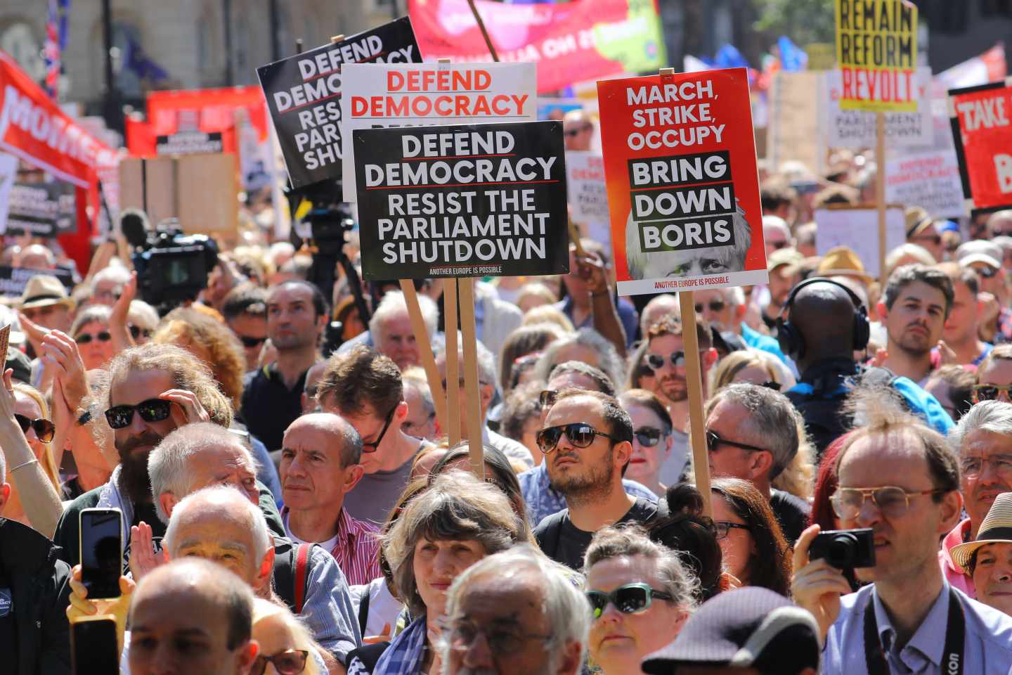Manifestantes durante las protestas de este sábado contra el cierre del Parlamento.