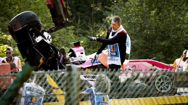 El coche accidentado del piloto Anthoine Hubert, en el circuito belga de Spa-Francorchamps.