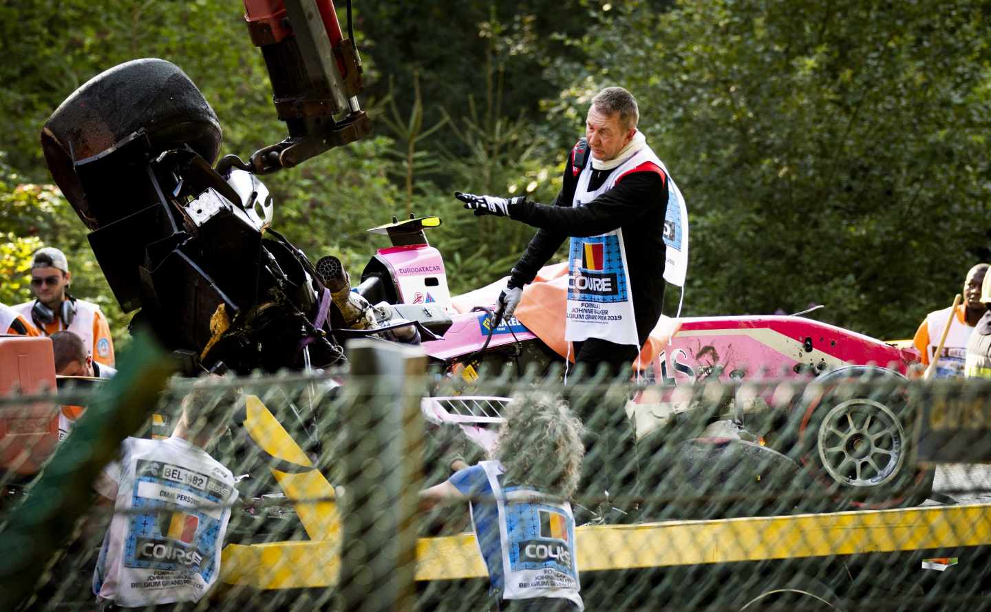 El coche accidentado del piloto Anthoine Hubert, en el circuito belga de Spa-Francorchamps.