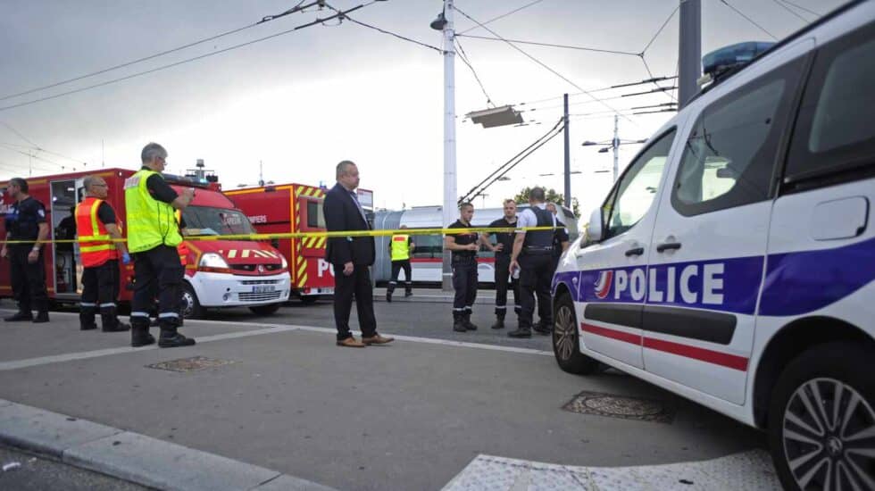 Policia francesa y efectivos de rescate tras el ataque con cuchillo en Villeurbanne, cerca de Lyon.