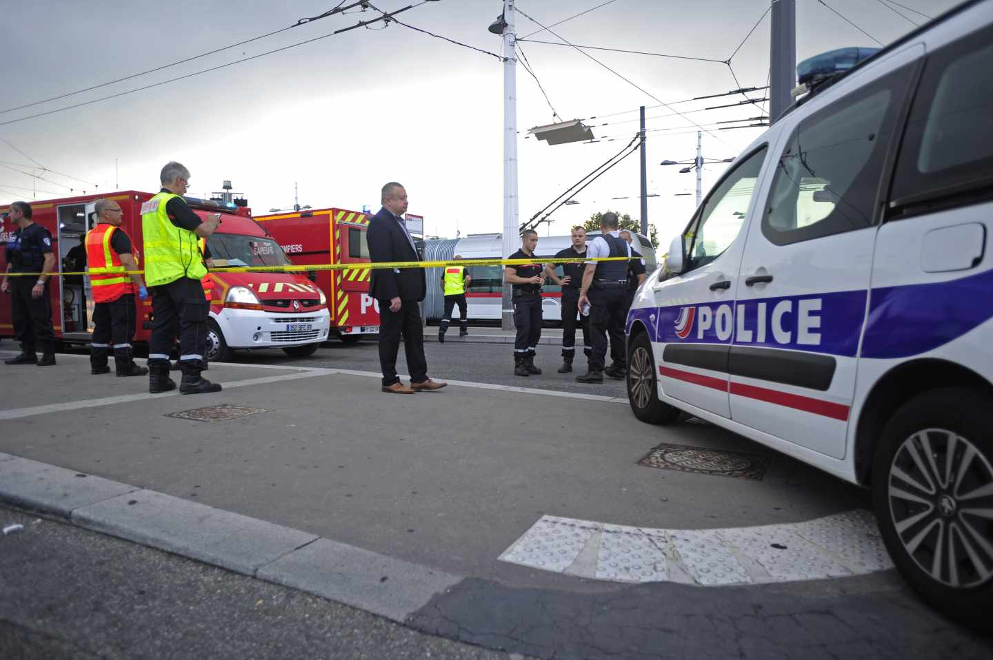Policia francesa y efectivos de rescate tras el ataque con cuchillo en Villeurbanne, cerca de Lyon.