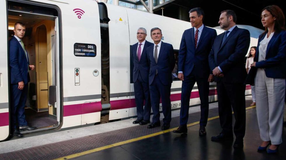 Pedro Sánchez, el ministro de Fomento en funciones y otras autoridades, a punto de embarcar en el AVE inaugural a Granada.