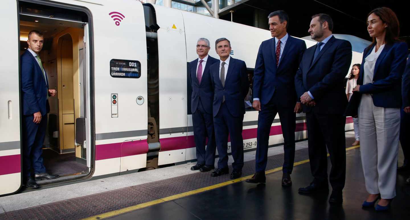 Pedro Sánchez, el ministro de Fomento en funciones y otras autoridades, a punto de embarcar en el AVE inaugural a Granada.