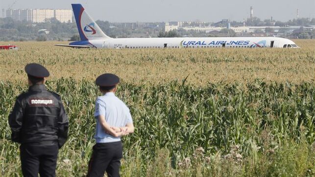 Aterrizaje de emergencia del Airbus de la compañía rusa Uralskie Avialini en las afueras de Moscú.