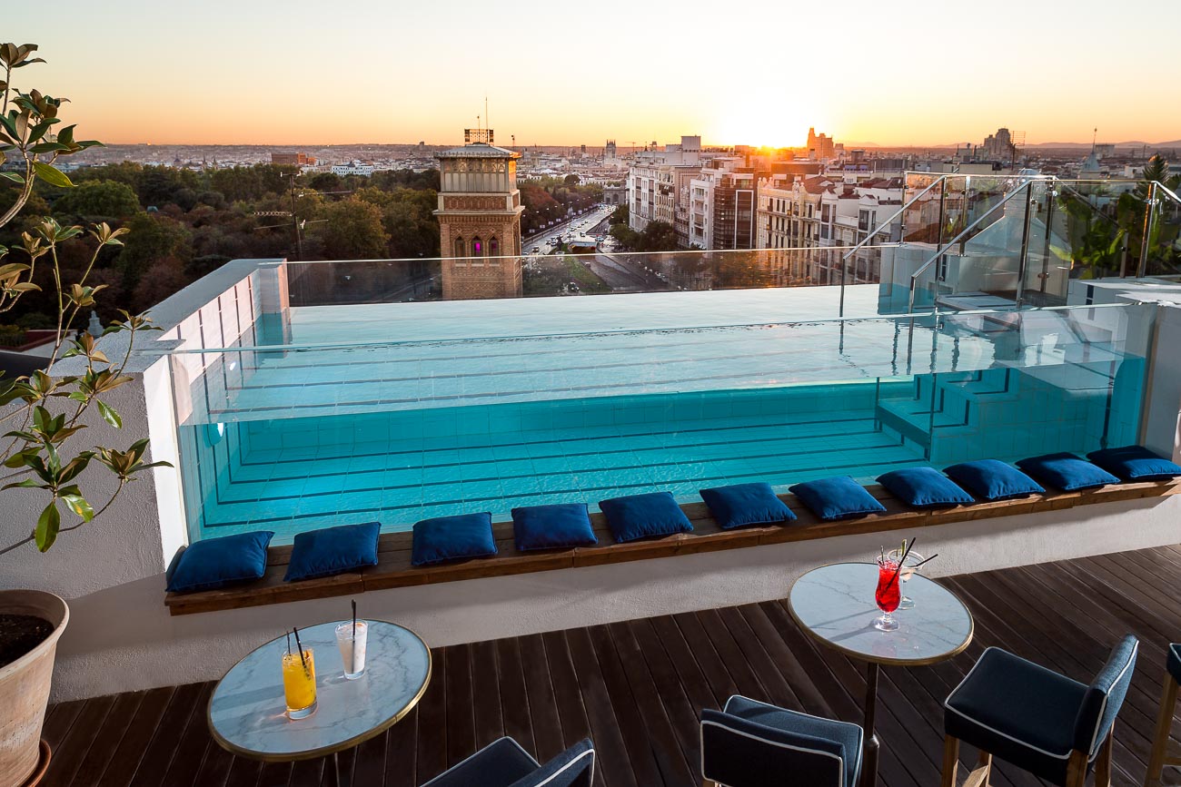 Piscina en Madrid en la terraza del H10 Puerta de Alcalá en la que se ve el atardecer de la capital de España