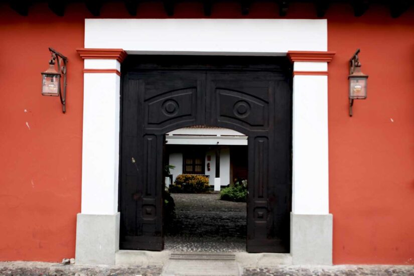 La puerta de entrada a una casa típica de Antigua