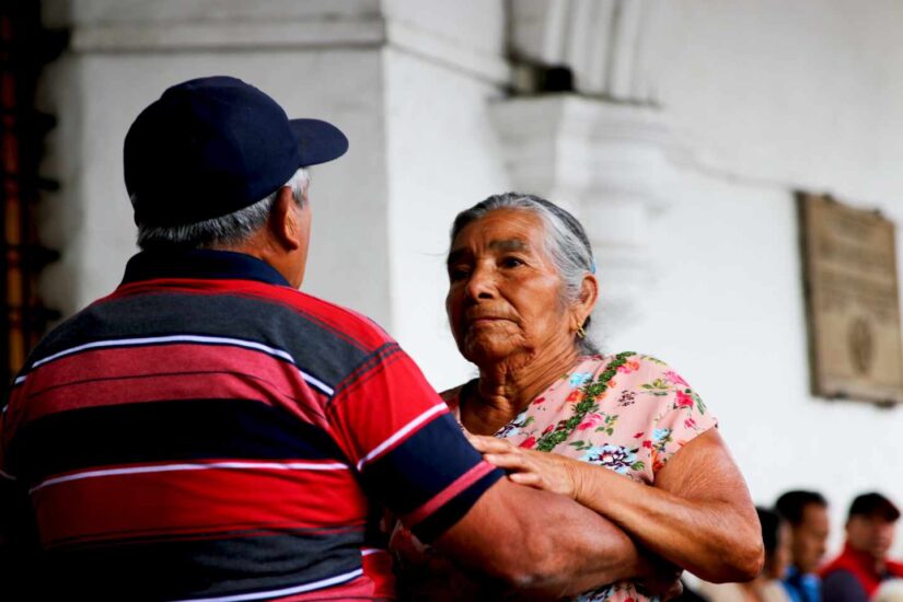 Dos personas bailan en la plaza central de Antigua