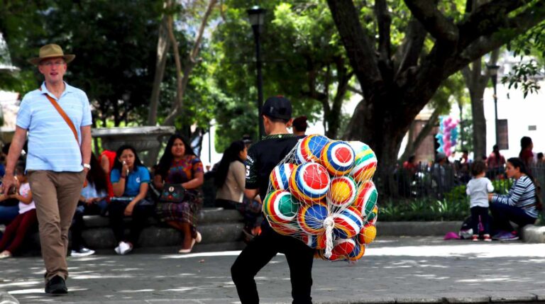 Un hombre vende pelotas de caucho en la plaza central Un hombre vende pelotas de caucho en la plaza central
