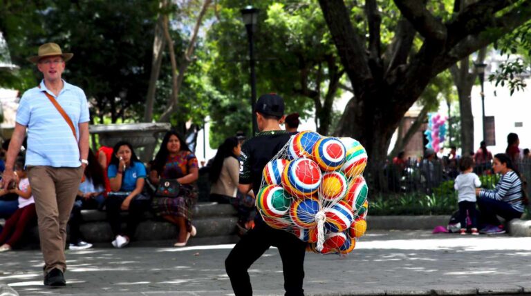 Un hombre vende pelotas de caucho en la plaza central