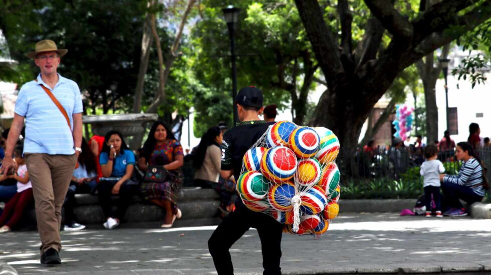 Un hombre vende pelotas de caucho en la plaza central