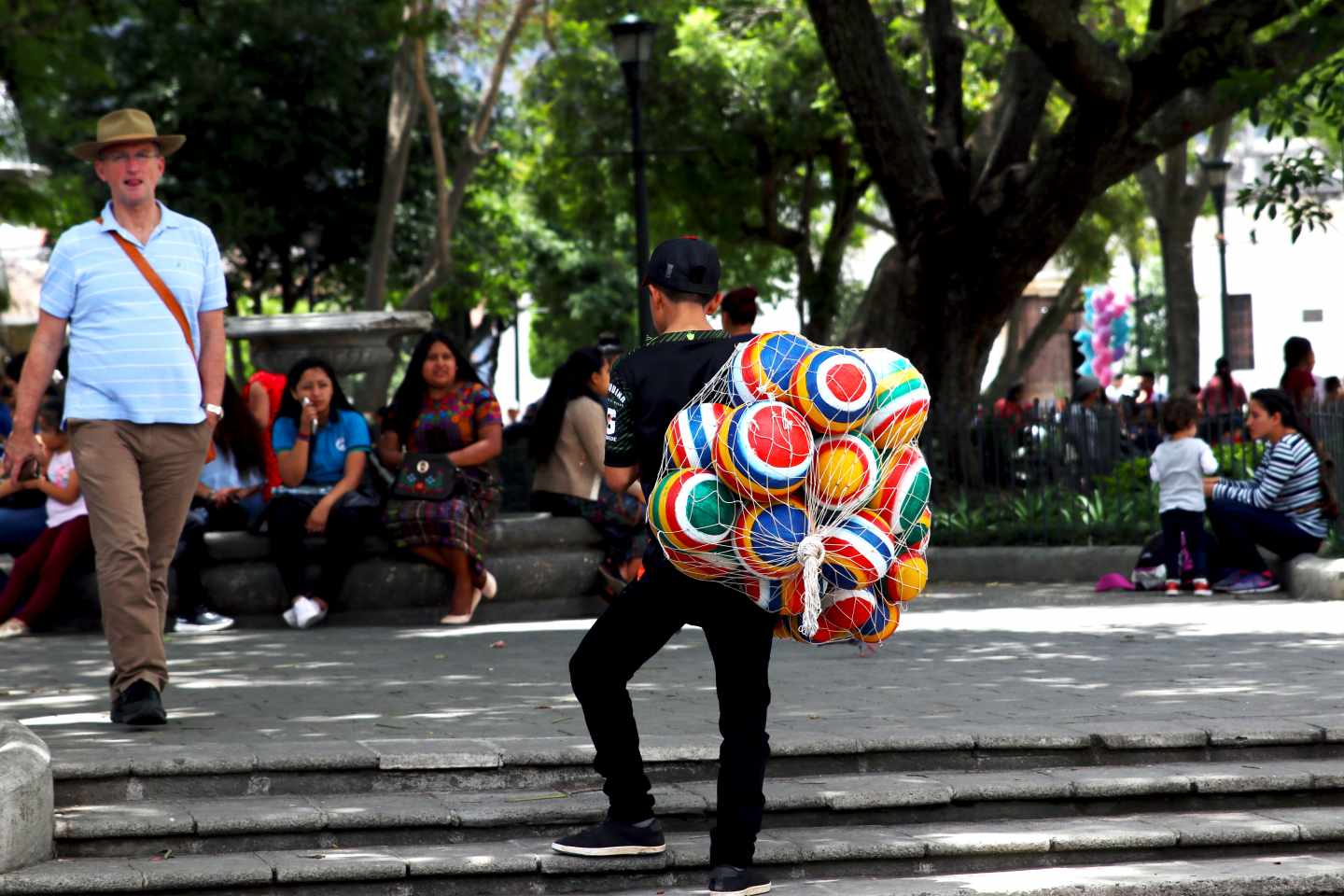 Un hombre vende pelotas de caucho en la plaza central