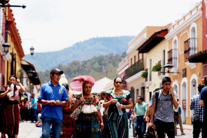 Las calles que lindan con la plaza central están tomadas por los peatones