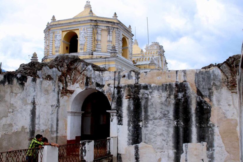 Muchas iglesias están en ruinas por los terremotos y el abandono que sufrió la ciudad hasta 1920