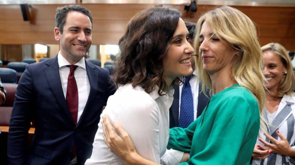 El secretario general del PP, Teodoro García Egea (i), y la portavoz parlamentaria popular en el Congreso, Cayetana Álvarez de Toledo (d), felicitan a la recién investida presidenta de la Comunidad de Madrid, la popular Isabel Díaz Ayuso,