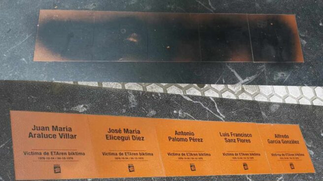 Así han aparecido las baldosas de las víctimas de ETA en San Sebastián Así han aparecido las baldosas de las víctimas de ETA en San Sebastián