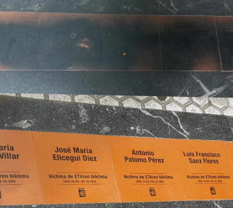Atacan las cinco primeras placas instaladas en San Sebastián en recuerdo a víctimas de ETA