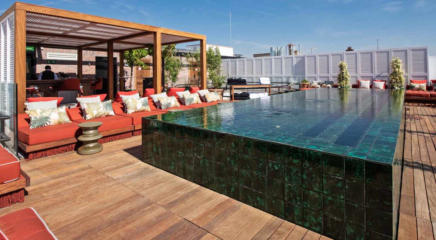 Piscina en Madrid en la terraza del Bless Hotel, Picos Pardos Sky Lounge