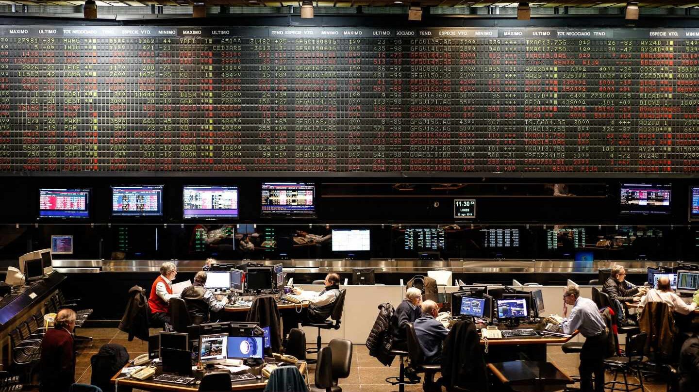 Paneles electrónicos con las cotizaciones en la Bolsa de Buenos Aires.