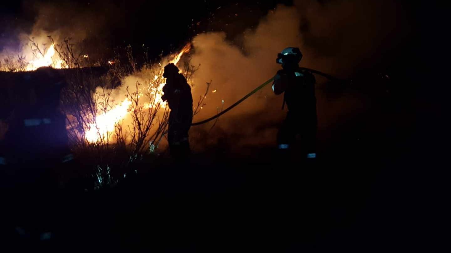 Bomberos trabajan en el incendio de Artenara
