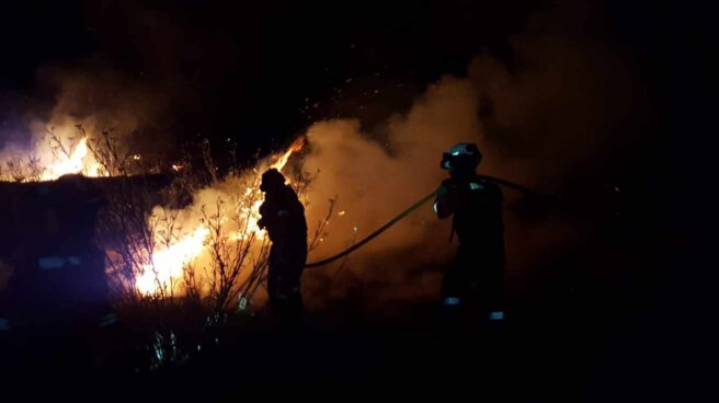 Bomberos trabajan en el incendio de Artenara